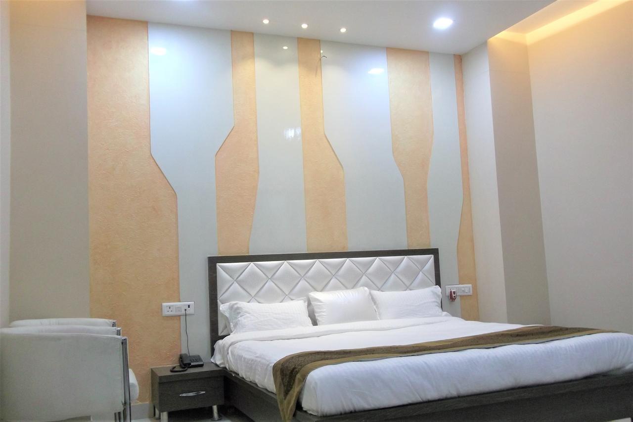 Oyo 10360 Hotel Grand Manoranjan โคราฆปุระ ภายนอก รูปภาพ