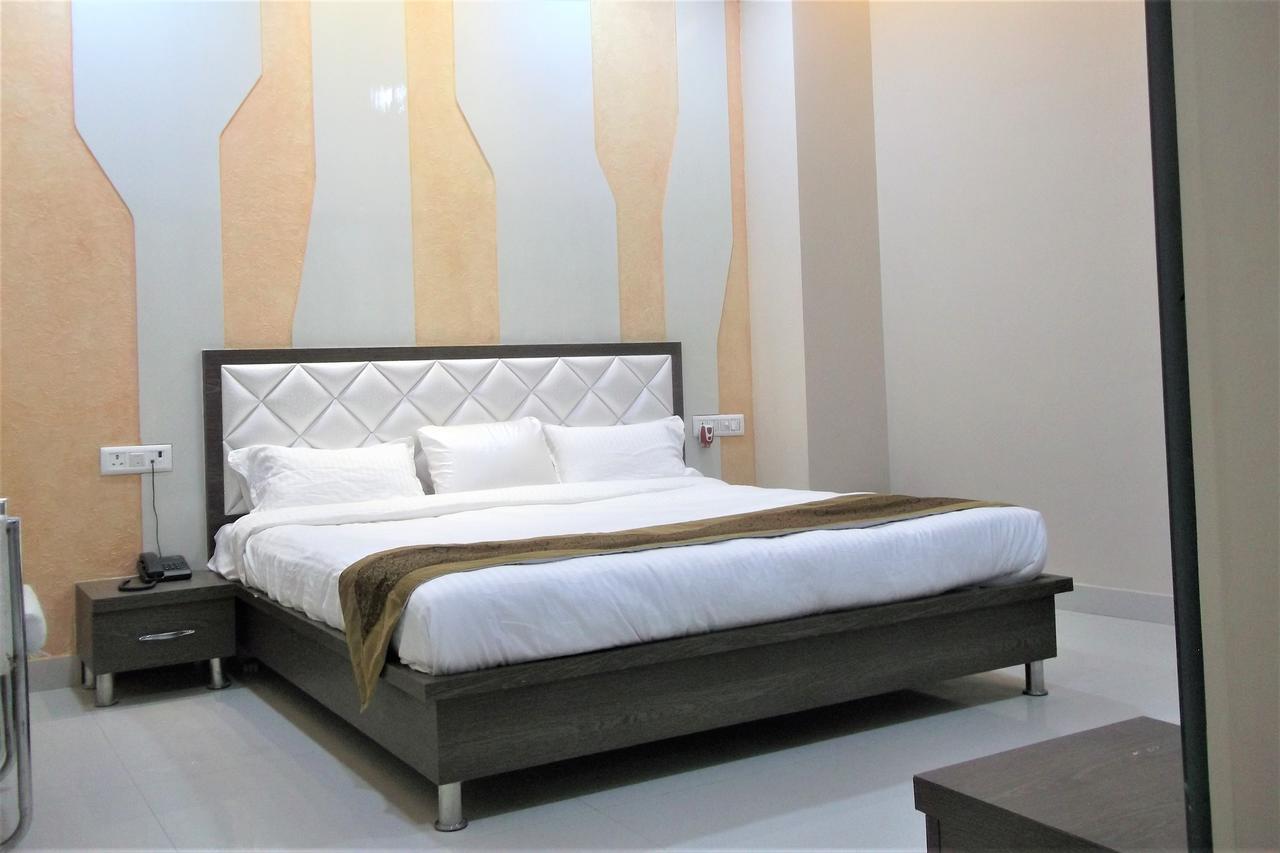 Oyo 10360 Hotel Grand Manoranjan โคราฆปุระ ภายนอก รูปภาพ